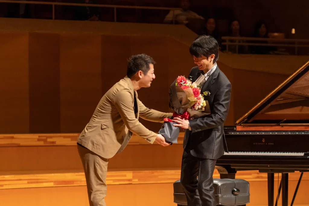 サプライズでチェリストの宮田大が花束を持って登場。聴衆から、歓声とともに温かい拍手が沸き起こった(C)Junichirou Matsuo