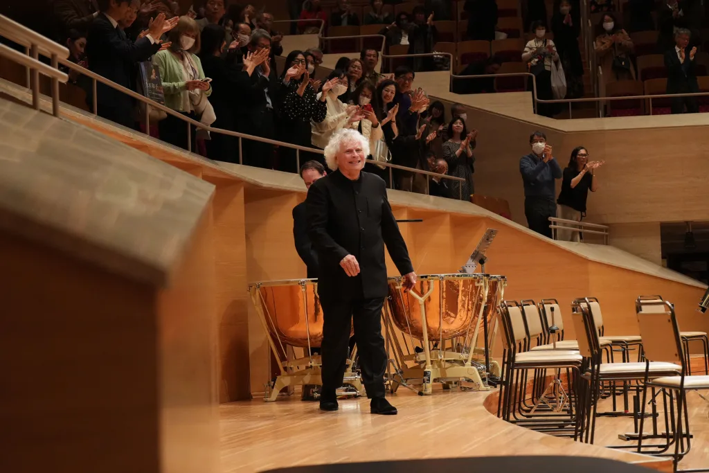 Rattle reappeared on stage after the orchestra had exited. (c)Naoya Ikegami