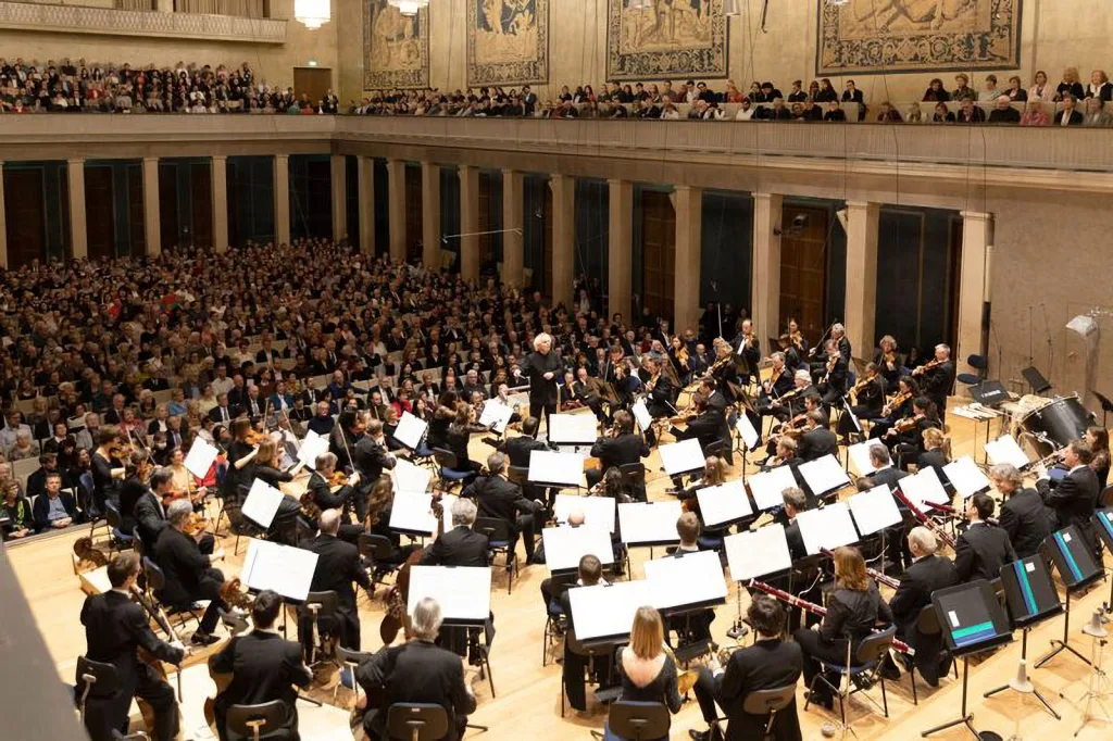 本拠、ミュンヘンにおけるラトル指揮、バイエルン放送響の演奏風景　写真提供＝ジャパン・アーツ