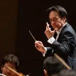 指揮者の上岡敏之。読響から壮絶とも言える演奏を引き出した©読売日本交響楽団 撮影＝藤本崇