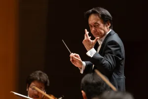 指揮者の上岡敏之。読響から壮絶とも言える演奏を引き出した©読売日本交響楽団 撮影＝藤本崇