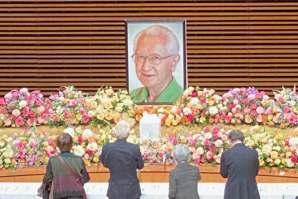 ミューザ川崎シンフォニーホールで営まれた秋山和慶氏の「お別れの会」。ステージ上に設営された祭壇中央には在りし日の秋山和慶氏の穏やかな表情の遺影と遺骨が安置された（撮影＝深瀬満）