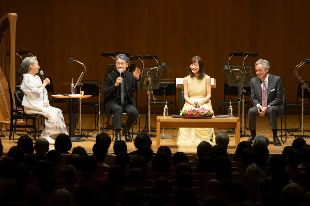 3兄妹による座談会。司会はフリーアナウンサーの近藤サトが務めた (C)松尾淳一郎