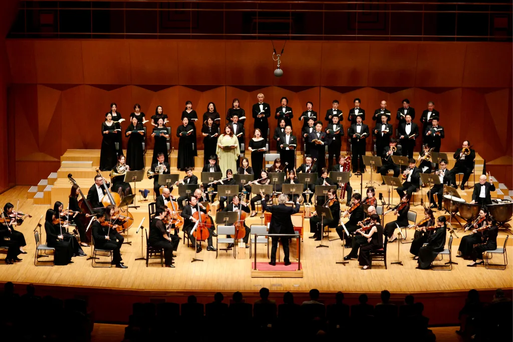 第3部では演奏の流れに美しい叙情感があふれ、全曲の最後で、オーケストラと合唱、声楽パートが完璧な調和をなした