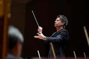 都響に初登場した指揮者のクシシュトフ・ウルバンスキ　提供:東京都交響楽団　 (c)堀田力丸