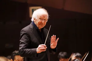 新日本フィルハーモニー交響楽団第663回定期で指揮台に立ったハインツ・ホリガー　©大窪道治
