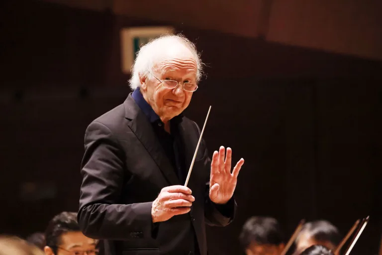 新日本フィルハーモニー交響楽団第663回定期で指揮台に立ったハインツ・ホリガー　©大窪道治