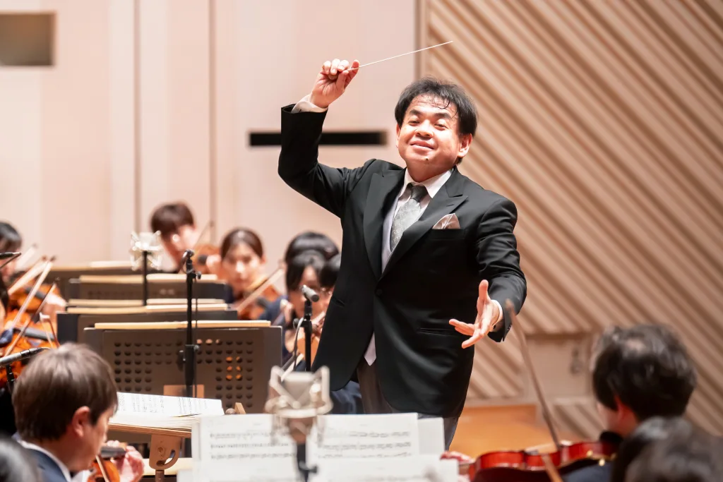 下野の指揮は、滔々たる音楽の流れに重点を置いた、シンフォニックな表現に徹していた (c)池上直哉