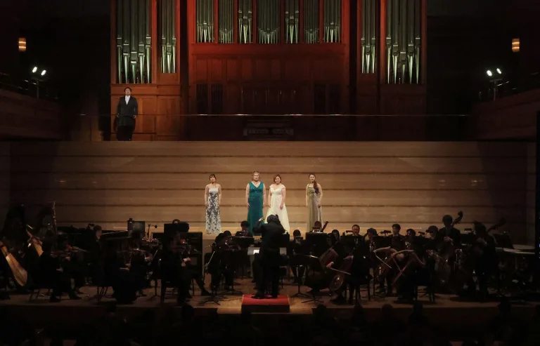 静岡音楽館AOI開館30周年を記念して、R.シュトラウスの歌劇「ナクソス島のアリアドネ」（演奏会形式）が上演された　撮影：日置真光