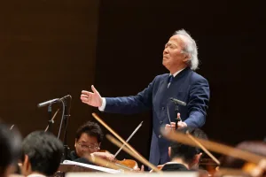 名誉客演指揮者の尾高忠明が父へのオマージュともいえるプログラムを披露した©読売日本交響楽団 撮影＝藤本崇