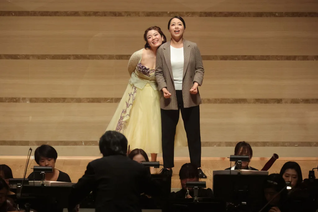 チャーミングなツェルビネッタを演じた森野美咲(左)と、若く情熱的な作曲家を見事に演じた山下裕賀(右)撮影:日置真光