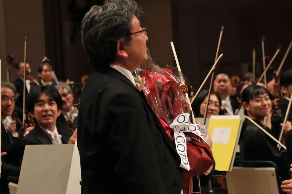 この日、定年を迎えて定期最終出演となった第2ヴァイオリンの横山俊朗に終演後、花束が贈呈された 写真提供=NHK交響楽団