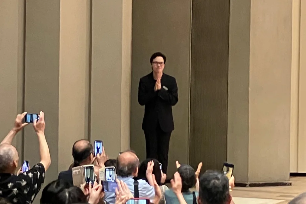 終演後、オケが退場しても拍手が鳴りやまず、舞台に再登場したペルトコスキ