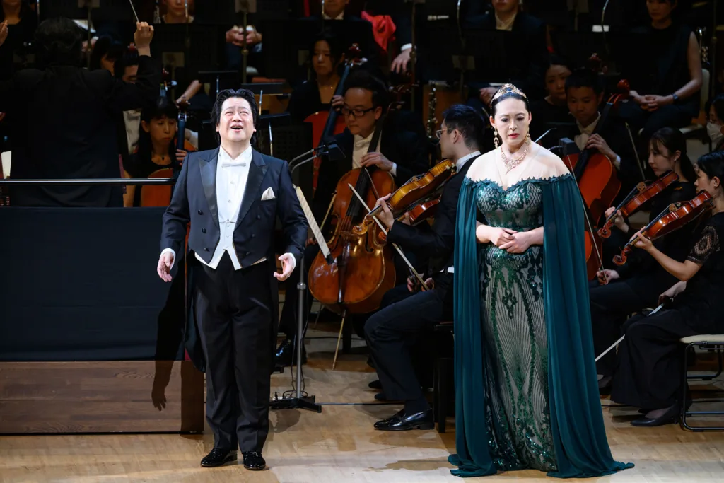 沼尻竜典指揮神奈川フィルによる「ラインの黄金」のワンシーン。神々の長ヴォータンを演じた青山貴(左)とその正妻フリッカ役の谷口睦美 撮影:藤本史昭