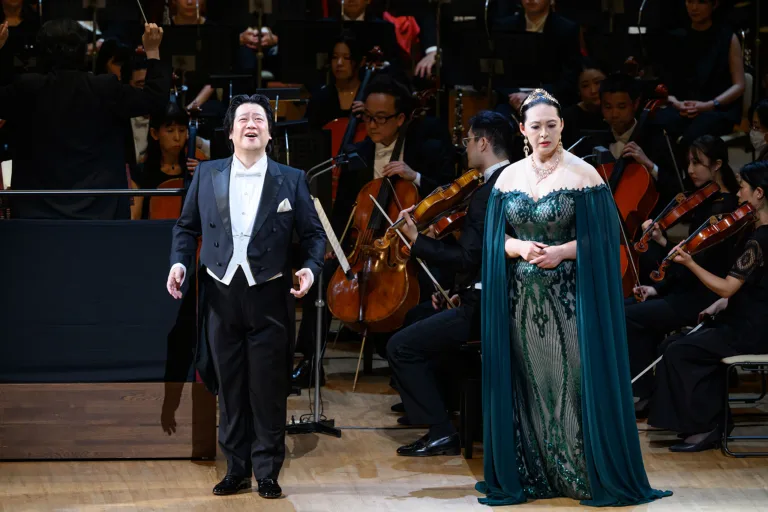 沼尻竜典指揮神奈川フィルによる「ラインの黄金」のワンシーン。神々の長ヴォータンを演じた青山貴（左）とその正妻フリッカ役の谷口睦美　撮影：藤本史昭