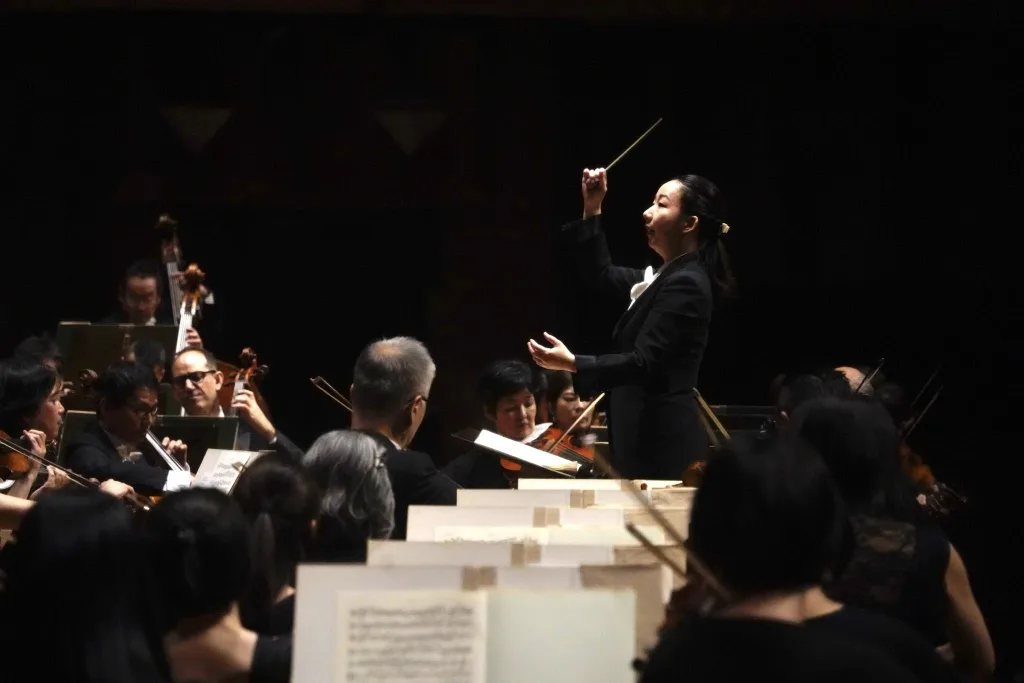 京都市交響楽団の大阪特別公演。常任指揮者の沖澤のどかが指揮台に立った(c)京都市交響楽団
