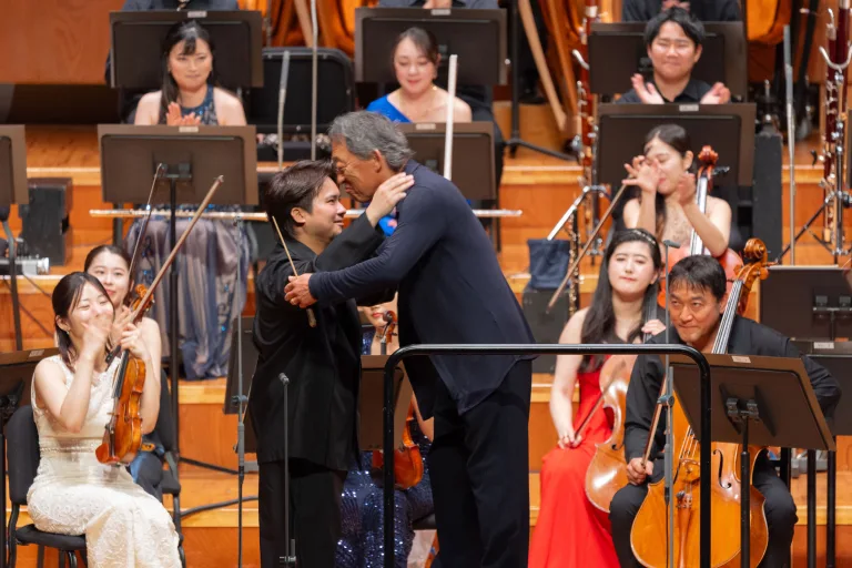 新・音楽監督 三浦文彰（左）とフィナーレの2公演で指揮台に立ったチョン・ミョンフン　(C) K.Miura