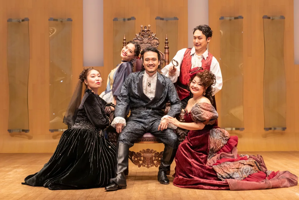 モーツァルト「ドン・ジョヴァンニ」セミステージオペラ。左から迫田美帆、加藤楓、池内響、西山詩苑(右上)、藤井麻美(右下) (C)Junichiro Matsuo