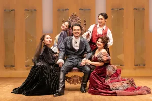 モーツァルト「ドン・ジョヴァンニ」セミステージオペラ。左から迫田美帆、加藤楓、池内響、西山詩苑（右上）、藤井麻美（右下）　(C)Junichiro Matsuo