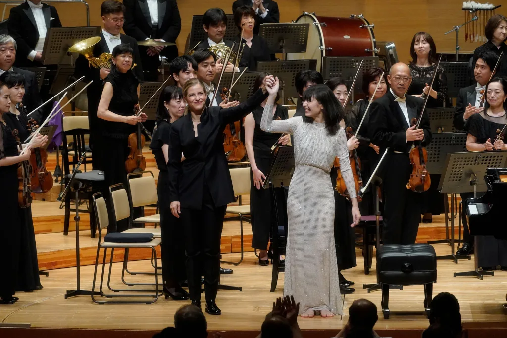 都響に初登場、かつ、この公演が日本デビューとなったカリーナ・カネラキス(左)。ソリストのアリス=紗良・オット(右)とともに歓呼に応えた (C)Rikimaru Hotta
