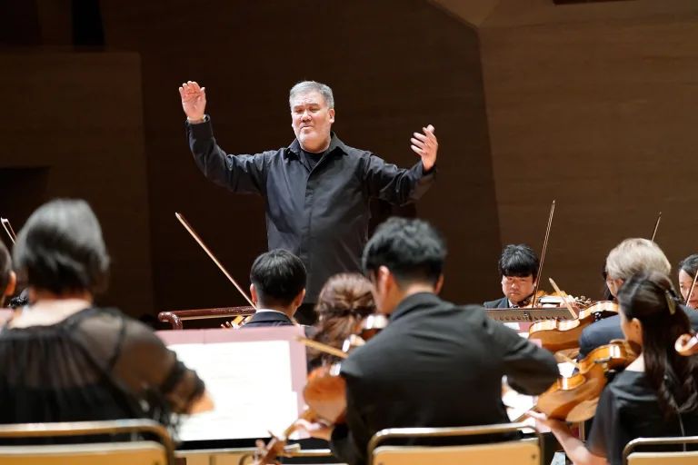 東京都響首席客演指揮者のアラン・ギルバートがブラームス交響曲サイクルを指揮　（c）Rikimaru Hotta
