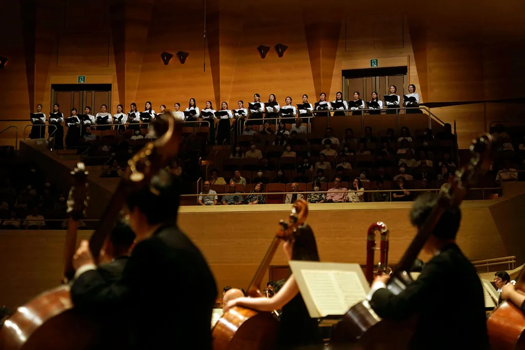 「海王星」の女声合唱（東京音楽大学）は、会場外ではなく、2階LAブロックの上で歌われた　Ⓒ山口敦