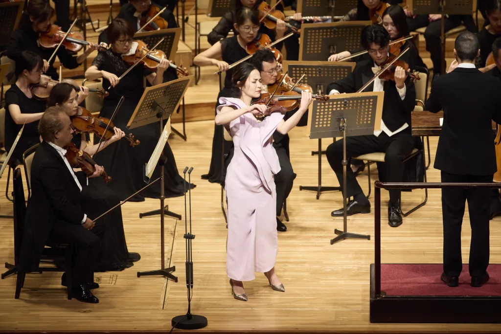 ソリストを務めた神尾真由子は、楽器をたっぷりと鳴らして、ロマンティックに歌い込むように演奏した 撮影:上野隆文/提供=東京フィルハーモニー交響楽団