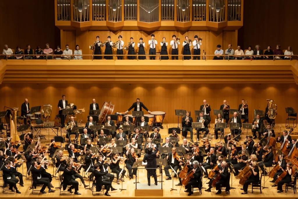 Ten brass players from the Symphonic Orchestra of Makuhari Sohgoh High School joined as a banda in Shostakovich’s Festive Overture. © Junichiro Matsuo