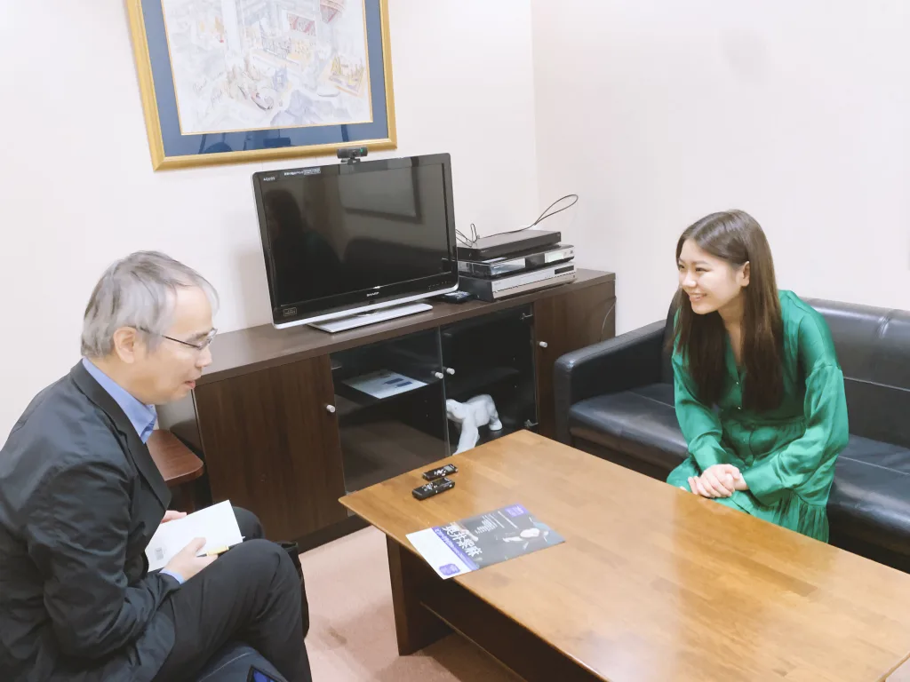 山田治生氏の取材に応える奥井紫麻