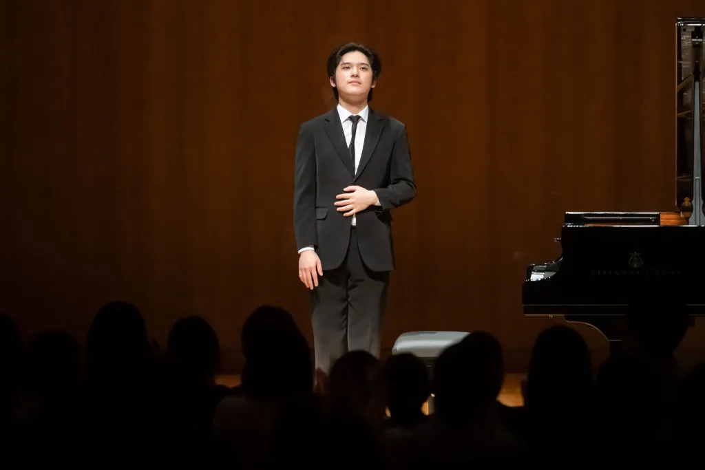 なかなか鳴りやまない喝采に応え、アンコールとして「ゴルトベルク変奏曲」から「アリア」の左手を弾いた(C)池上直哉