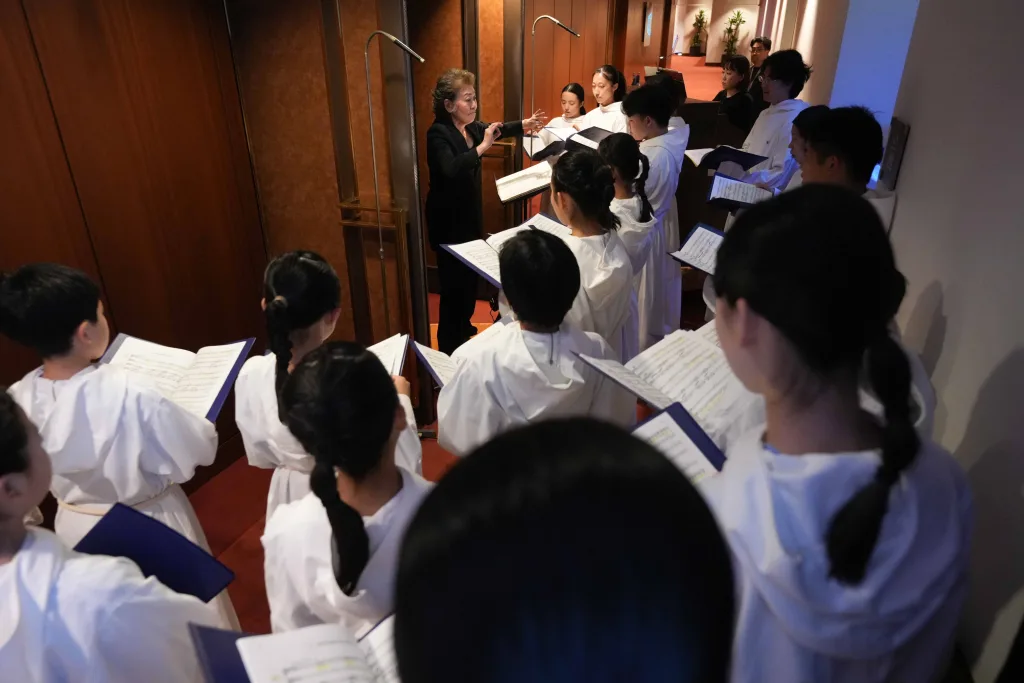 2階RC扉前の廊下に位置した東京少年少女合唱隊©N.Ikegami/TSO