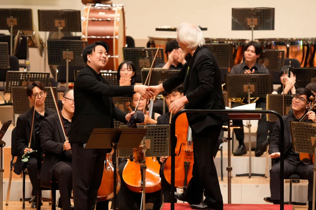 フェスティバル・オーケストラ公演より、ソリストは岡本誠司(左)、指揮は鈴木雅明 (C)三浦興一