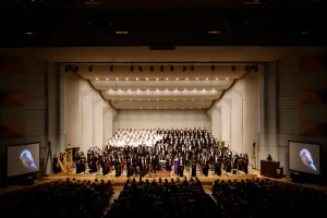 オーケストラコンサートBプログラム。小澤征爾生誕90年記念としてマーラーの交響曲第2番が演奏された　©大窪道治/2025OMF