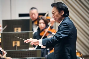 上岡敏之が振るブルックナーの7番に興味津々　©平舘平／ミューザ川崎シンフォニーホール