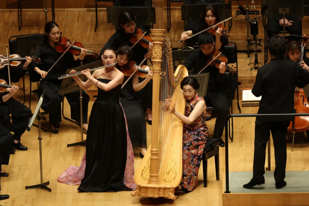 モーツァルト「フルートとハープのための協奏曲」。フルートの髙木綾子とハープの吉野直子が爽快なアンサンブルを聴かせた (C)Yuji Hori