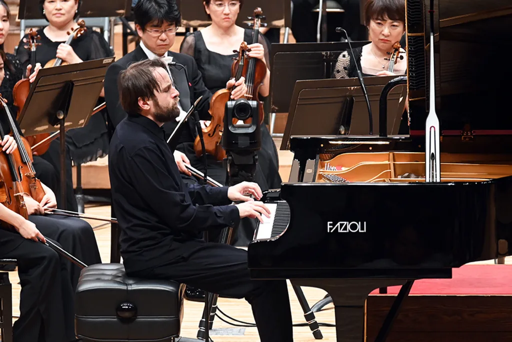 ラフマニノフの「ピアノ協奏曲第2番」でソリストを務めたダニール・トリフォノフ。オーケストラと渡り合うだけの音量も十分だった ※写真は8月5日(火)の広島公演より 提供:広島交響楽団