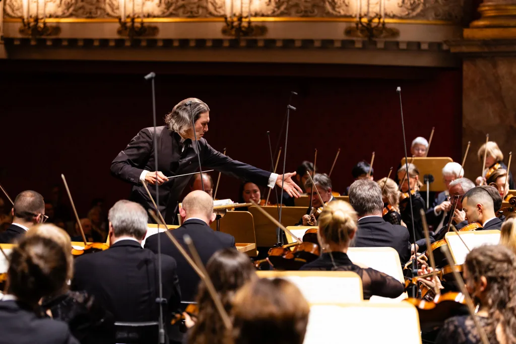 500年の歴史を誇るバイエルン州立管弦楽団を同歌劇場音楽総監督のユロフスキが率いる (C)Geoffroy Schied