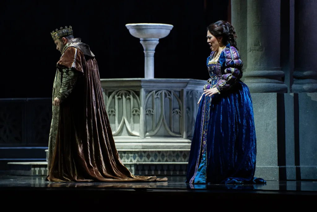 「ラ・ファヴォリータ」より、アルフォンソ11世（ダミアーノ・サレルノ）とレオノーラ（加藤のぞみ） Foto Laycon © Teatro Lirico di Cagliari.