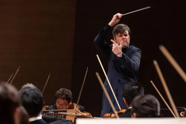 主席客演指揮者のユライ・ヴァルチュハが登場　©読売日本交響楽団 撮影＝藤本崇