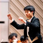指揮台に立ったのは、松本宗利音。当公演が、松本の本格的なN響デビューとなった　©池上直哉／ミューザ川崎シンフォニーホール