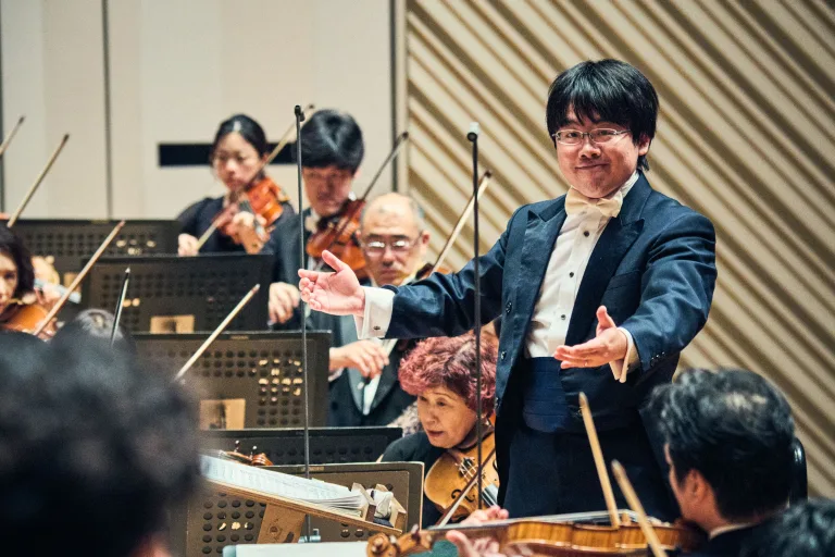 九州交響楽団の首席指揮者を務める太田弦が登場　©平舘平／ミューザ川崎シンフォニーホール