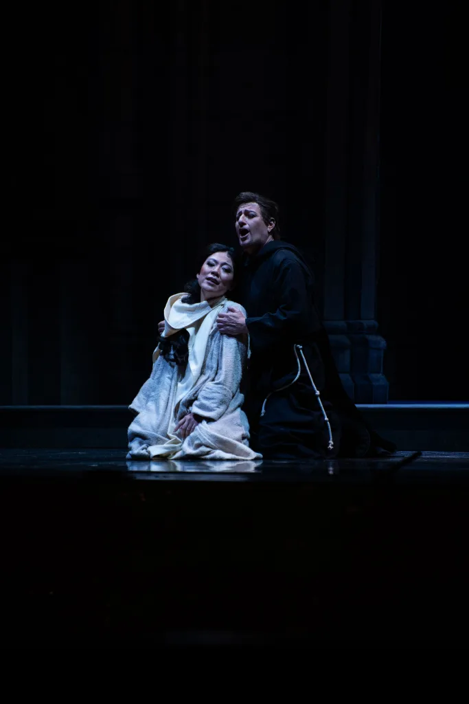 レオノーラ(加藤)とフェルナンド(シラグーザ)のラストシーン Foto Laycon © Teatro Lirico di Cagliari.