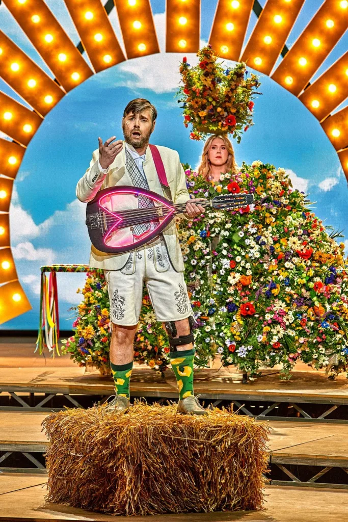 菊人形のようなエーファの前で歌うベックメッサー Bayreuther Festspiele / (C) Enrico Nawrath