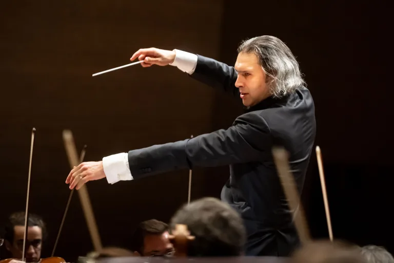 バイエルン州立歌劇場の音楽総監督、ウラディーミル・ユロフスキが指揮台に立った　（C）池上直哉