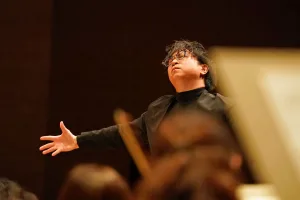 日本フィルの首席指揮者カーチュン・ウォンが登壇し、マーラーの交響曲第6番「悲劇的」が演奏された　Ⓒ山口敦