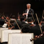 首席指揮者ファビオ・ルイージが登場　写真提供＝NHK交響楽団