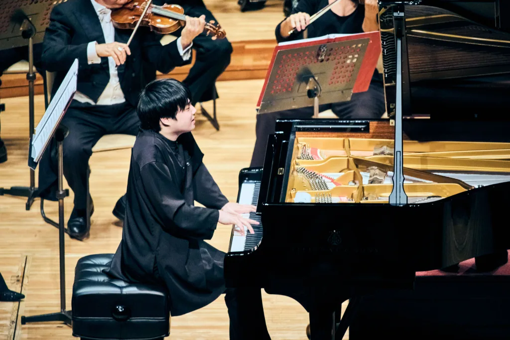 ラフマニノフ「ピアノ協奏曲第2番」では藤田真央がソリストを務め、濁りのない深い音色を聴かせた　©T.Tairadate