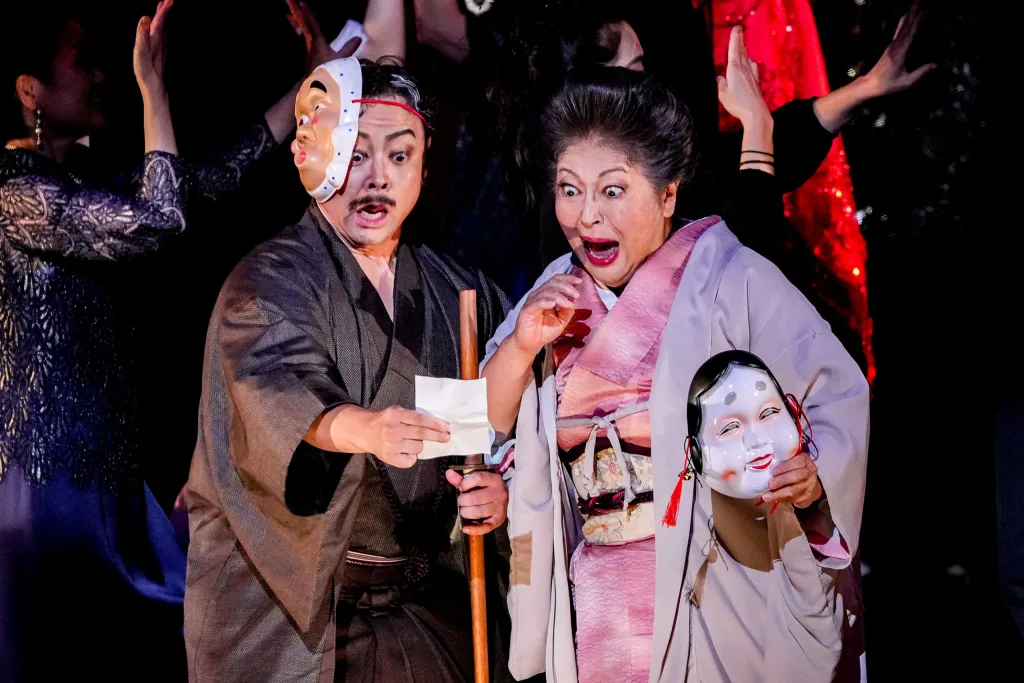 正男の両親――父・忠義の大石洋史(バリトン)、母・ハナの牧野真由美(メゾソプラノ)は濃いキャラクターで爆笑を誘った ©ShimaZi