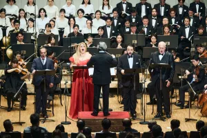 リッカルド・ムーティ（中央）の指揮のもと、ソリスト、合唱、オケが混然一体となって作り上げた「シモン・ボッカネグラ」 (C)平舘平／東京・春・音楽祭実行委員会