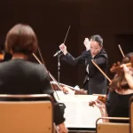 京都市交響楽団第14代常任指揮者、沖澤のどかが指揮台に立った(c)京都市交響楽団